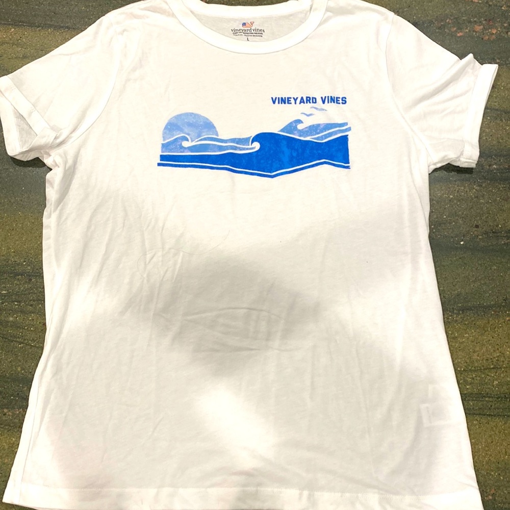NWOT Vineyard Vines size Large t-shirt